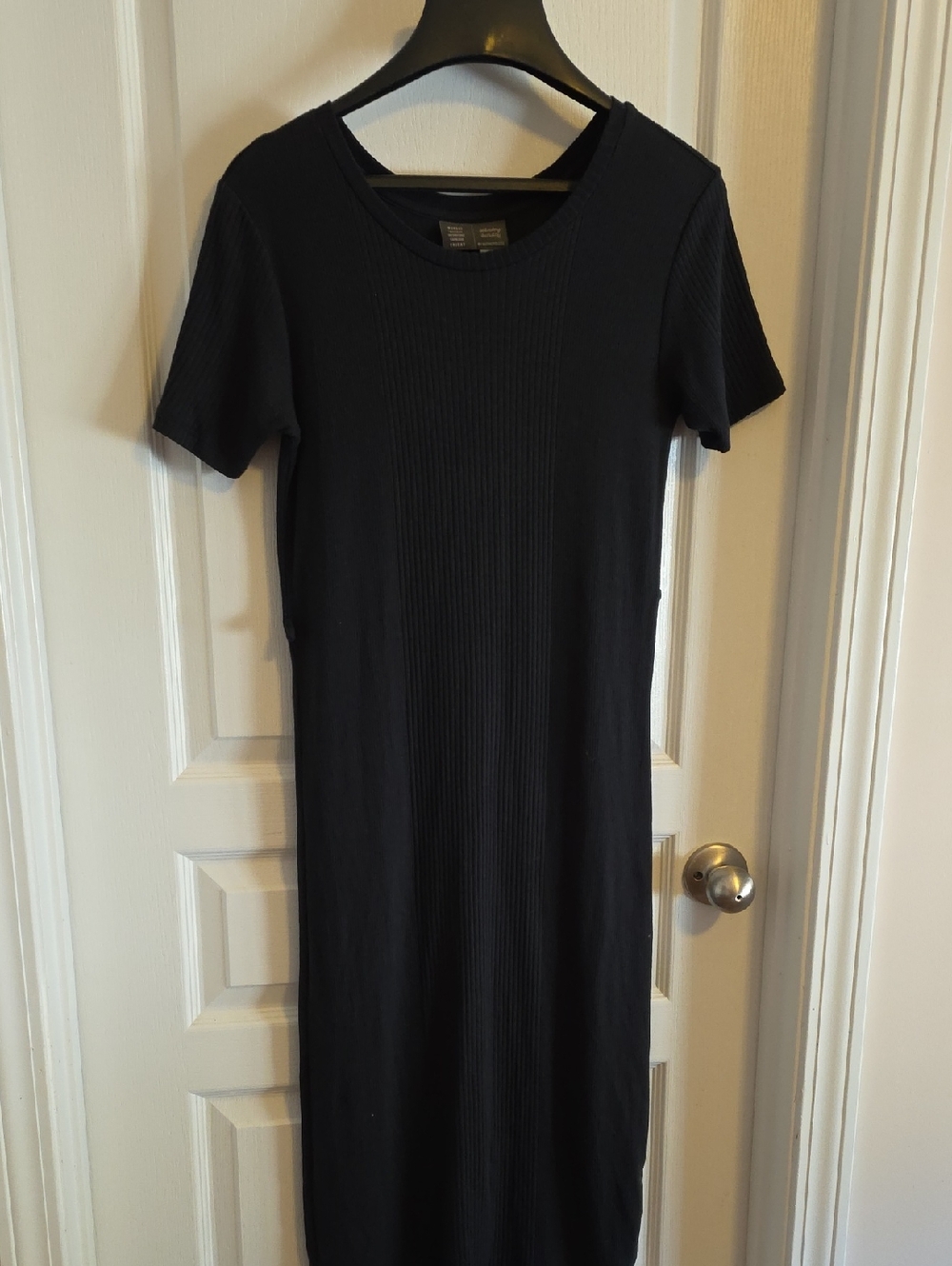 Classic Black Ribbed Midi Dress with Short Sleeves